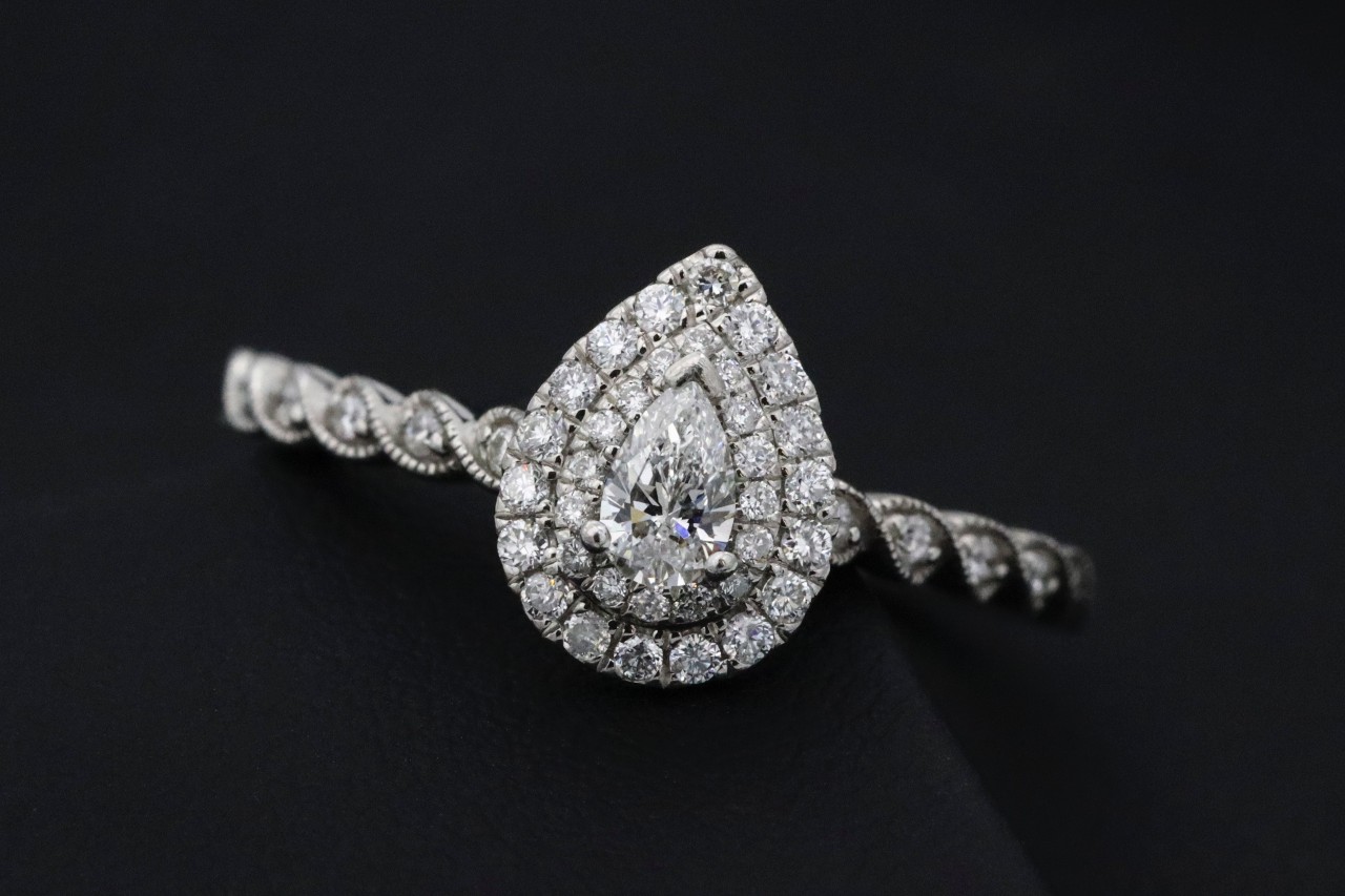 POPULAR PEAR SHAPED DIAMOND RING DESIGNERS